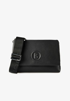 Borsa a tracolla in pelle nera texturizzata con logo circolare impresso e tracolla regolabile in tessuto con fibbia metallica.