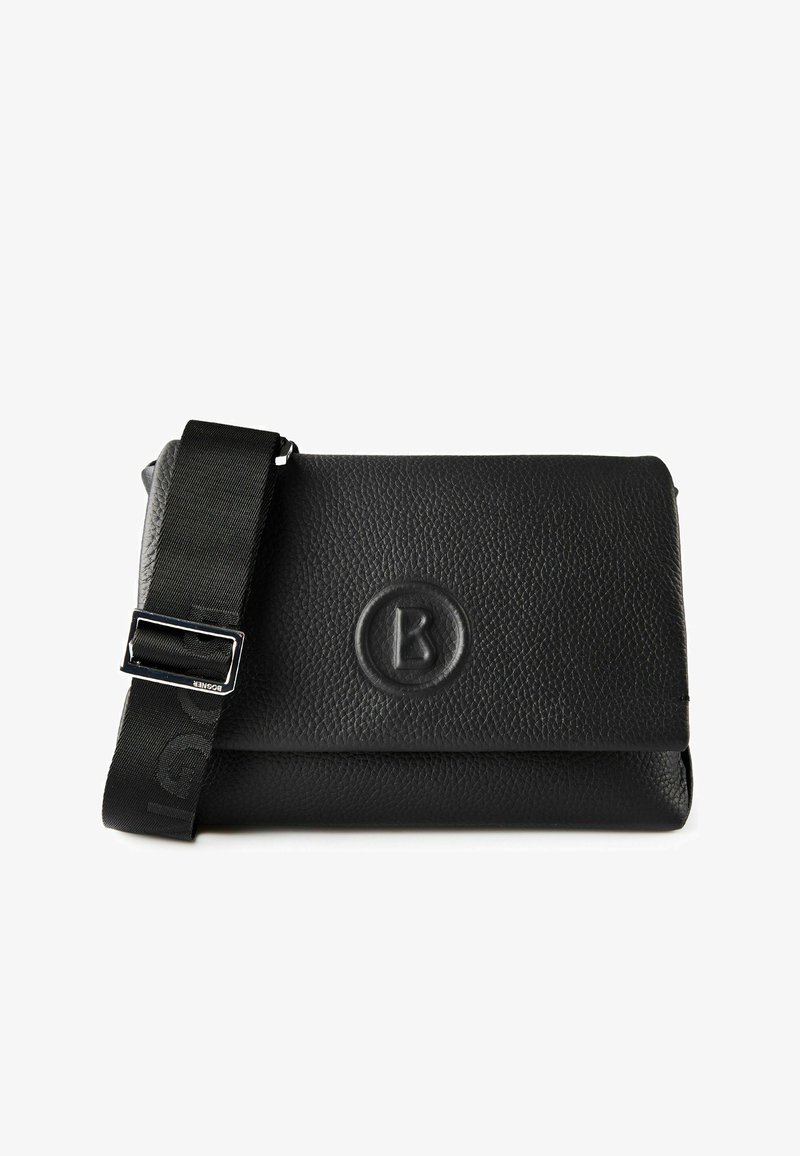 Bolso de hombro de cuero negro texturizado con logo circular en relieve y correa de tela ajustable con hebilla metálica.