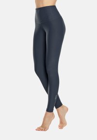 Navy korkeavyötäröiset legginsit, joissa on sileä ja joustava kangas, subtle logo nilkassa ja sovitettu muotoilu, joka myötäilee kehoa.