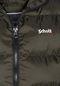 Ciemnooliwkowa kurtka puchowa z zamkiem z przodu, z fakturowanym wykończeniem oraz białym haftowanym logo "Schott" po lewej stronie klatki piersiowej.