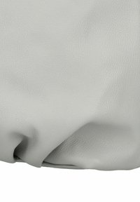 Borsa in pelle grigia con texture che presenta un design morbido con contorni dolci e dettagli a grana sottile, priva di accessori o accenti aggiuntivi.