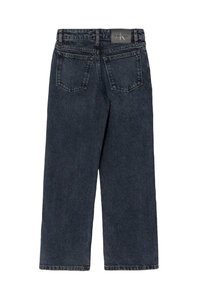 Jeans dritti grigio scuro con tasche posteriori e un'etichetta con il logo nero di Calvin Klein sulla vita.