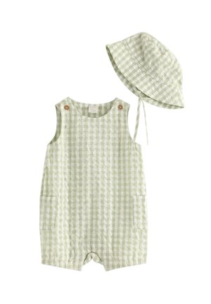 Vaaleanvihreä ja valkoinen ruudullinen haalari vauvalla, jossa on etutaskut ja puiset napit, yhdistettynä sopivaan aurinkohattuun, jossa on leuan alle sidottavat nauhat.