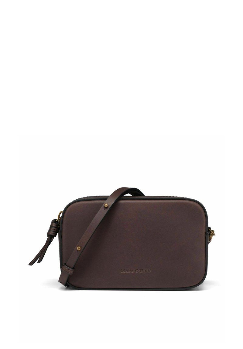 Bolso cruzado rectangular de color marrón oscuro con correa de cuero ajustable y sutil logo de Marc O’Polo en relieve en la parte frontal.