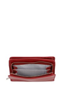 Červená kožená peňaženka so zipsovým uzáverom, obsahujúca niekoľko priehradiek a vnútorný prúžkovaný vzor. Hladká textura a pevné stehy.