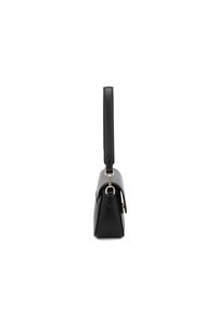 Borsa a mano in pelle nera con una forma strutturata, dotata di un manico singolo e parti metalliche color oro. Texture liscia e design minimalista.