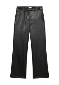 Zwarte neplederen broek met brede pijpen en een gladde textuur, voorzien van een riem met een gouden kettingaccent en voorkruiszakken.