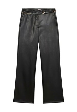 Pantalones de cuero sintético negros de pierna ancha con una textura suave, que presentan un cinturón con un acento de cadena dorada y bolsillos delanteros.