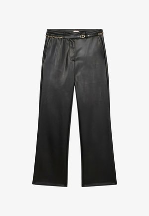 Czarne szerokie spodnie z imitacji skóry o gładkiej fakturze, z paskiem z złotym łańcuszkiem i przednimi kieszeniami.