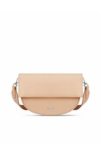 Kožená crossbody taška ve meruňkové barvě s kulatým tvarem, plochým klopovým zavíráním, stříbrným logem a nastavitelným popruhem přes rameno.