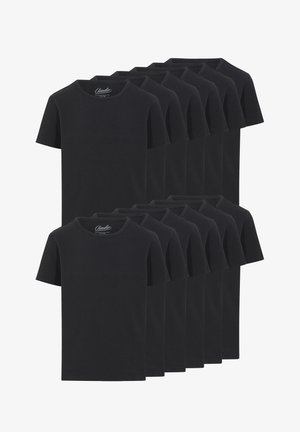 Sorte bomulds T-shirts stablet i et gittermønster. Hver har rund hals og korte ærmer, uden synlige mønstre eller logoer.