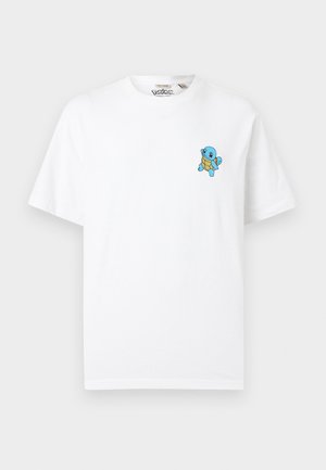 Valge lühikeste varrukatega T-särk, millel on vasakul rinnal väike tikitud sinine Pokémoni tegelane Squirtle.