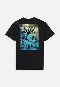 T-shirt en coton noir avec un imprimé graphique multicolore au dos, représentant des vagues et le texte "Stay Alive" dans des nuances de bleu et de vert.