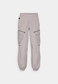 Ljust grå cargobyxor med elastisk midjeresår, två sidofickor och synlig sömnad. Muddarna är elastiska och tyget har en slät struktur.