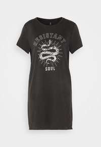 Czarna sukienka t-shirtowa z krótkimi rękawami, z białą grafiką węża i napisem "RESISTANT SOUL" w stylu vintage. Materiał bawełniany.