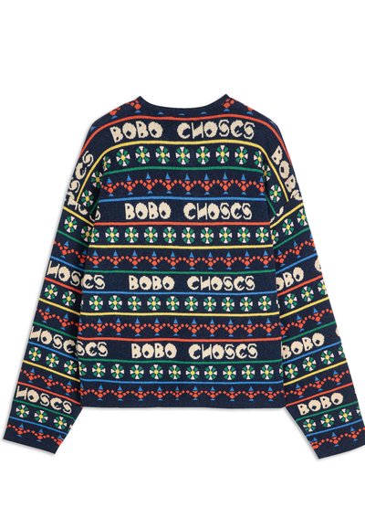 Suéter azul marino con patrones geométricos multicolores y el texto "BOBO CHOSES". Está hecho de tejido de punto, tiene mangas largas y un escote redondo.