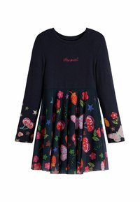 Marineblaues Langarmkleid mit enganliegendem Oberteil und weit auslaufendem Rock. Der Saum hat bunte Blumen- und Schmetterlingsmuster; "desigual" ist oben eingestickt.