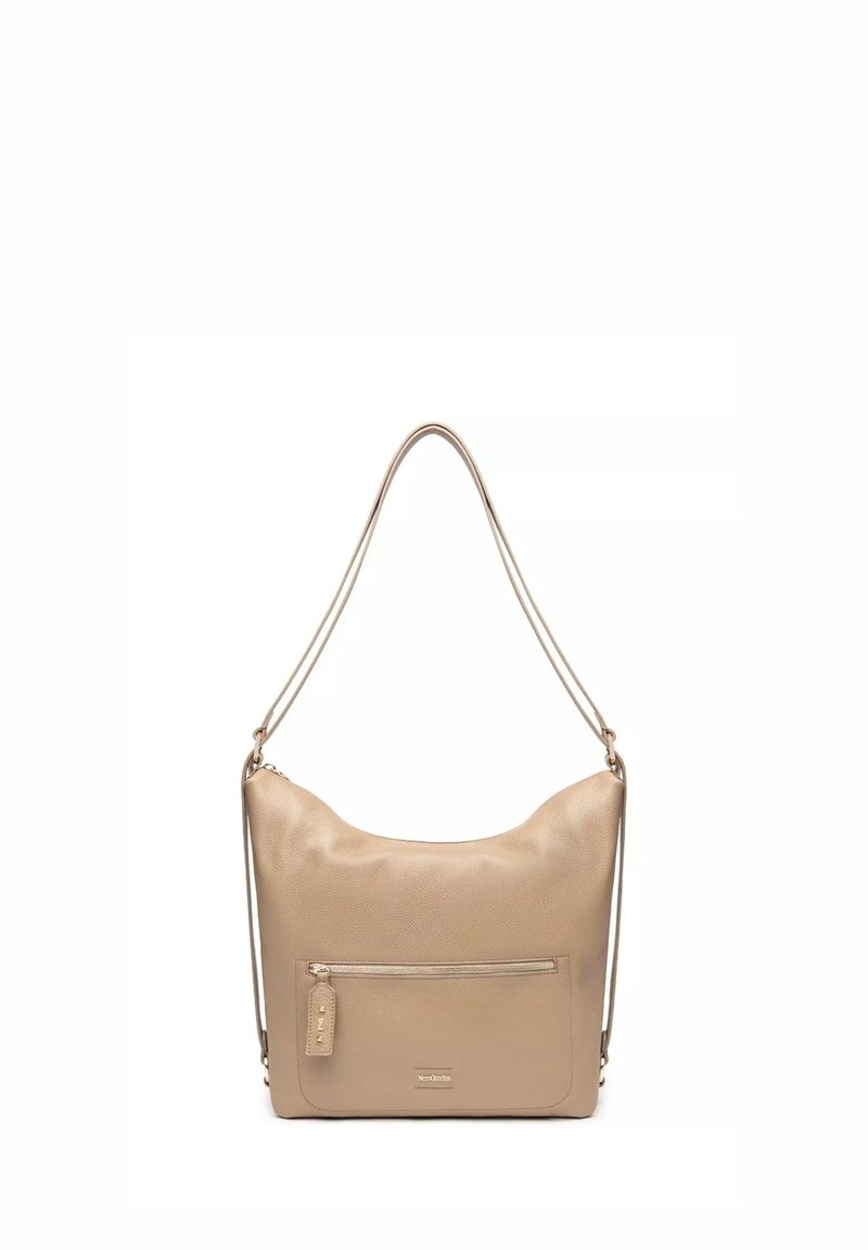 Borsa a tracolla in pelle beige con una forma morbida e tondeggiante, dotata di una tasca frontale con zip e di una lunga tracolla. Texture liscia su tutta la superficie.