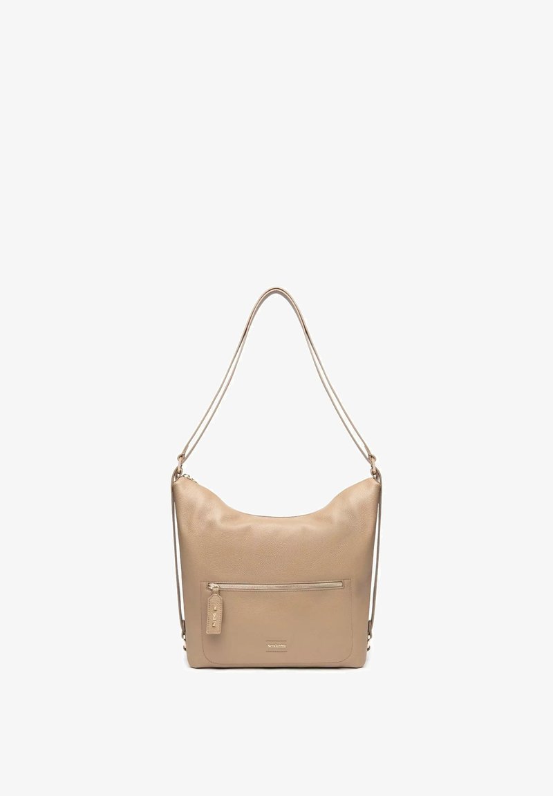 Borsa a tracolla in pelle beige con una forma morbida e tondeggiante, dotata di una tasca frontale con zip e di una lunga tracolla. Texture liscia su tutta la superficie.