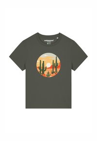 Donkergroen katoenen T-shirt met een ronde afbeelding van cactussen tegen een zonsondergang achtergrond met bergen en wolken. Korte mouwen, ronde hals.