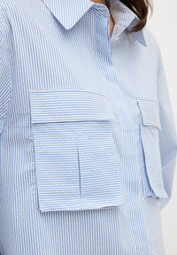 adL WITH CARGO POCKET - Skjorta - striped blue