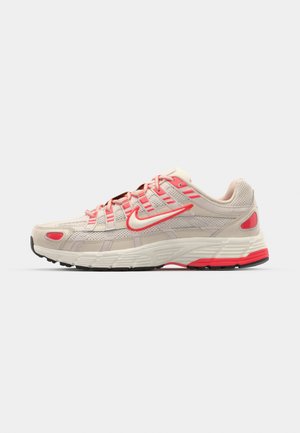 Nike Sportswear P 6000 - Joggesko - bright crimson/soft pearl/light orewood brown/black/metallic silver