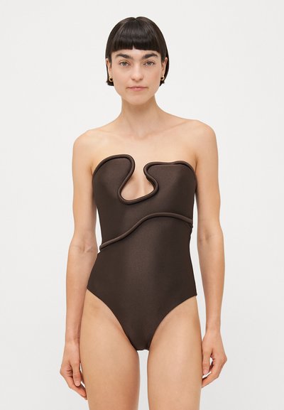 Brauner trägerloser Badeanzug mit wellenförmigem Design entlang des Ausschnitts und der Taille, gefertigt aus glattem, dehnbarem Material mit glänzender Oberfläche.