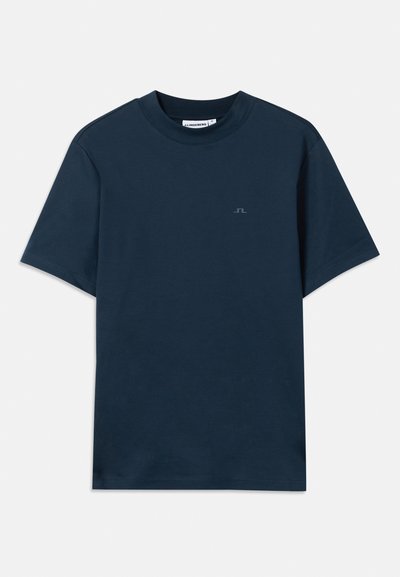 Tumesinine puuvillane T-särk, ümar kaeluses, lühikeste varrukatega ning rinnaesine on vaikselt logoga. Sile tekstuur ja klassikaline lõige.