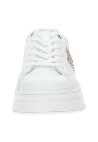 Sneaker bianco con tomaia in pelle testurizzata, chiusura con lacci piatti e accenti metallici sul lato. Suola in gomma spessa. Design pulito e minimalista.