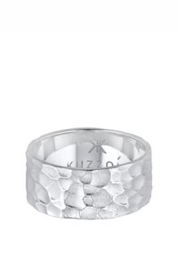 Sterlingsilberring mit strukturierter, gehämmerter Oberfläche, einem breiten Band und poliertem Innenring, graviert mit "Kuzzoí" und einem Punzenstempel.