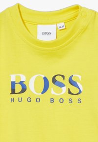 BOSS Kidswear SLEEVES - Triko s potiskem - pollen