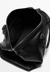 Zwart leren tas met een gladde textuur, ritssluiting en dubbele handvatten. Het interieur is ruim met een enkele zak.