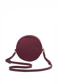 Borsa a tracolla rotonda di colore bordeaux realizzata in materiale morbido con tracolla intrecciata e zip in metallo dorato. Tessuto liscio, design minimalista.