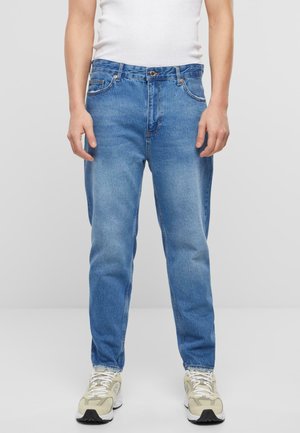 Jean en denim bleu clair avec une coupe droite, comprenant cinq poches, une fermeture à bouton et à glissière, et un léger décoloration au niveau des cuisses.