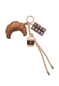 Porte-clés comprenant un croissant marron, une barre de chocolat et une tasse de café. Fabriqué en matériau semblable au cuir, avec des accents en métal doré et un cordon décoratif.