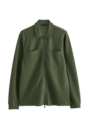 Jachetă verde cu fermoar, fabricată dintr-un material texturat, având un guler moale și două buzunare pe piept. Baza și mansetele sunt ribbate pentru un fit suplimentar.
