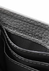 Cartera con protección RFID en cuero gris con superficie texturizada, mostrando el interior de tela negra, múltiples compartimentos y acentos cosidos.