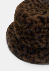 Cappello a secchiello in pelliccia sintetica marrone con un motivo a stampa leopardo. Texture morbida, forma rotonda e ampia visiera. I dettagli includono una finitura densa e soffice.