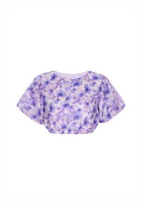 Lilla blomstret bluse med korte, pufærmer, samlet talje og en blød, let tekstur. Har en rund halsudskæring og pastelfarver.