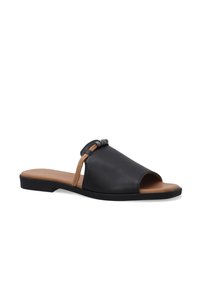 Zwarte open teen slidesandalen met een glad leren bovenwerk, contrasterende tan accenten en een decoratieve strap met metalen details.