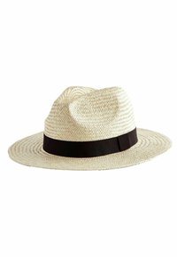 Chapeau fedora en paille de couleur beige clair avec un large bandeau noir. Présente un bord courbé classique et une texture tissée à travers toute la surface.