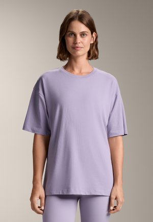 Lavendelkortærmet t-shirt lavet af blød bomuld, med en afslappet pasform og rund halsudskæring. Glat tekstur uden synlige mønstre.