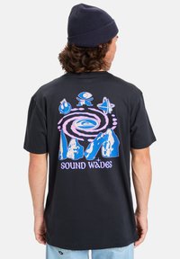 Tricou negru din bumbac, cu un imprimeu grafic colorat cu munți, planete și valuri sonore pe spate. Gât rotund și mâneci scurte.