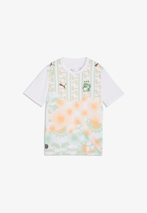 Fehér rövid ujjú sportmez narancssárga és zöld napsugár mintákkal, Puma logókkal és az Elefántcsontpart nemzeti labdarúgócsapatának címere a mellkason.