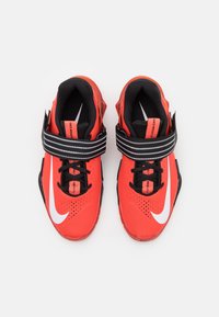 Nike Performance SAVALEOS - Sapatilha de treino - chile red/white/black/magic ember
