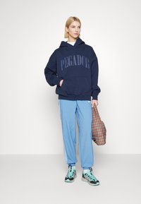 New Balance ATHLETICS REMASTERED PANT - Träningsbyxor - blue