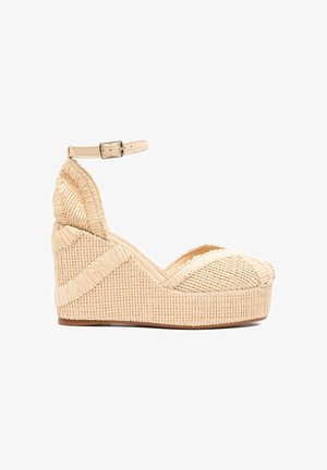 Espadrilla beige intrecciata con zeppa, cinturino alla caviglia e fibbia, con dettagli testurizzati e suola platform.