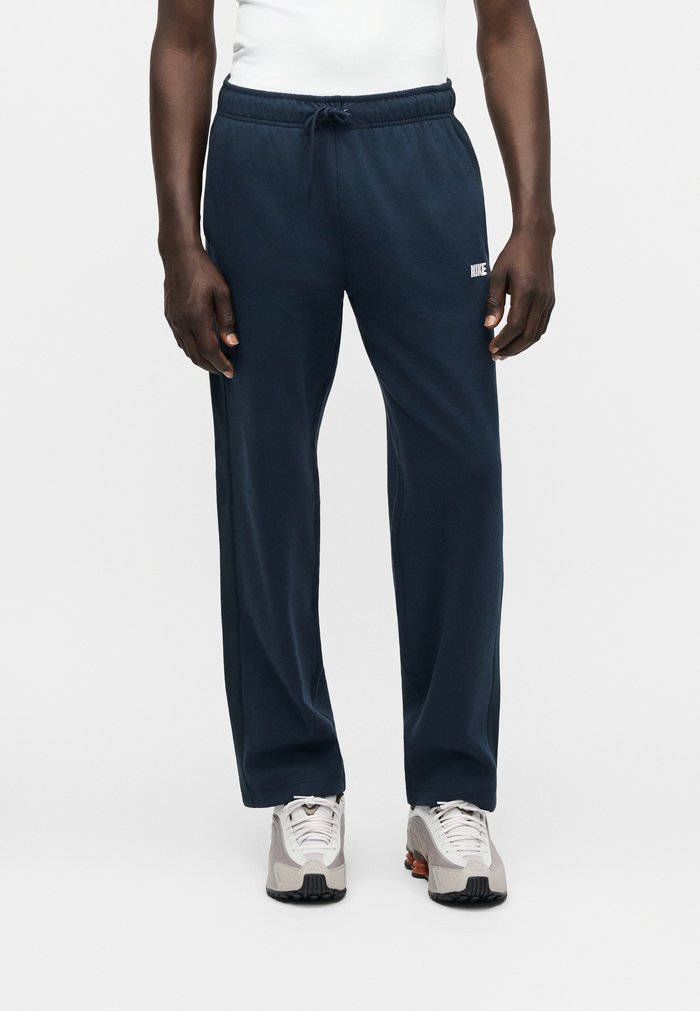 Nike CLUB VARSITY PANT - Tracksuit bottoms - obsidian/dark obsidian/white