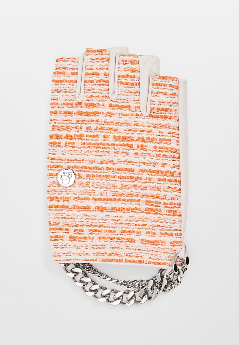 Fingerlose Handschuhe aus beigem Leder mit einem orangefarbenen Gewebemuster. Sie verfügen über einen silbernen Kettenanhänger und ein kreisförmiges Logodetail.