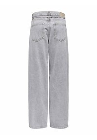Jeans in denim grigio chiaro con taglio a gamba larga. Presentano due tasche posteriori e una vita con chiusura a zip e bottone.